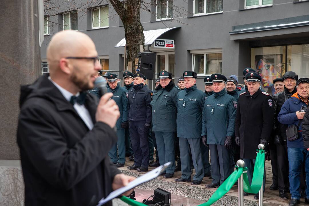 Oficialiai atidengtas policijai skirtas obeliskas