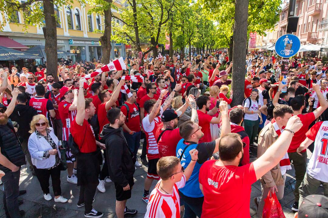 Laisvės alėją užtvindė „Eurolygos“ sirgaliai: daugelis – už graikų „Olympiacos“ 