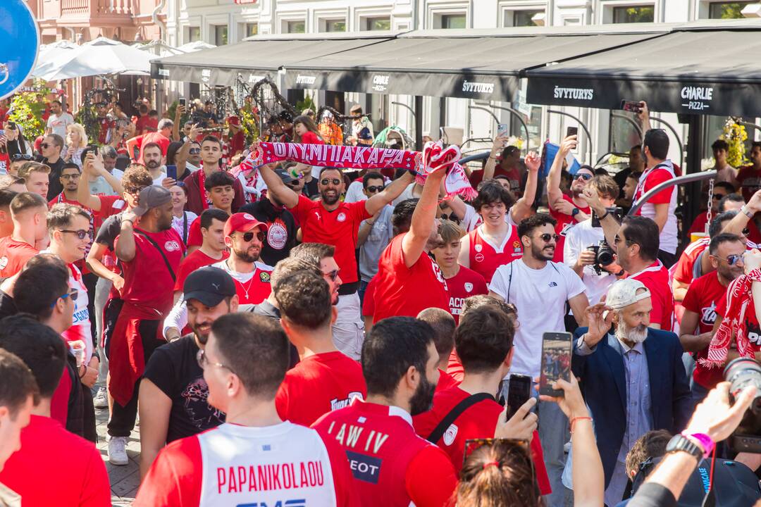 Laisvės alėją užtvindė „Eurolygos“ sirgaliai: daugelis – už graikų „Olympiacos“ 