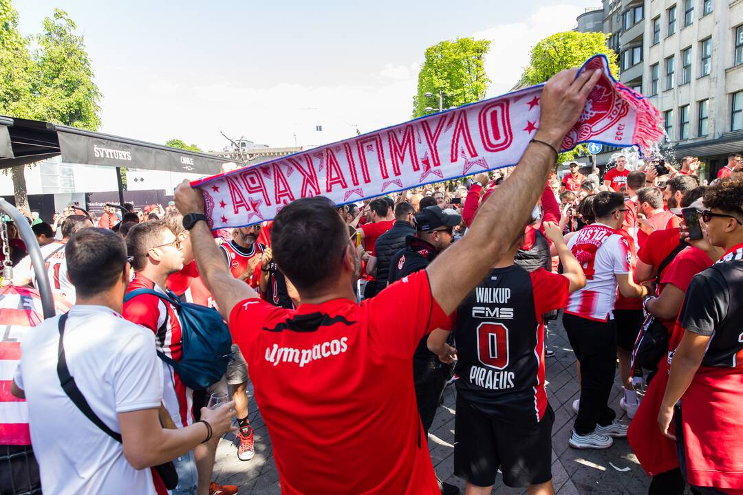 Laisvės alėją užtvindė „Eurolygos“ sirgaliai: daugelis – už graikų „Olympiacos“ 