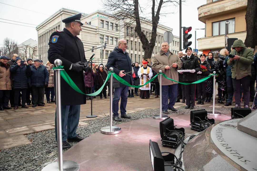 Oficialiai atidengtas policijai skirtas obeliskas