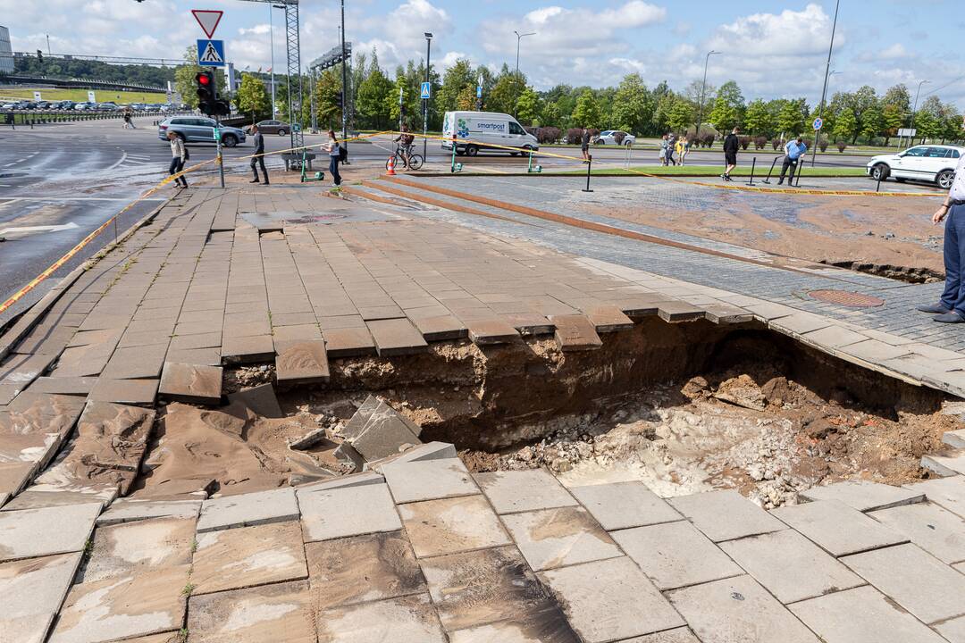Prie Kauno „Akropolio“ – vandentiekio avarija