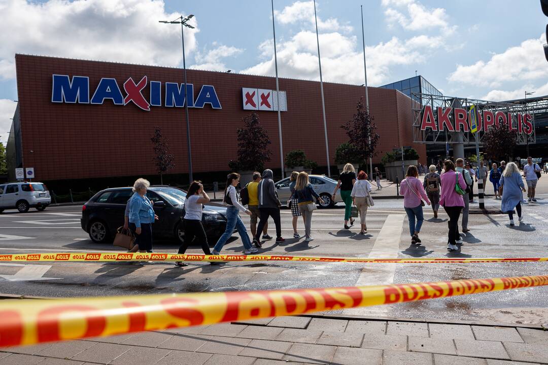 Prie Kauno „Akropolio“ – vandentiekio avarija