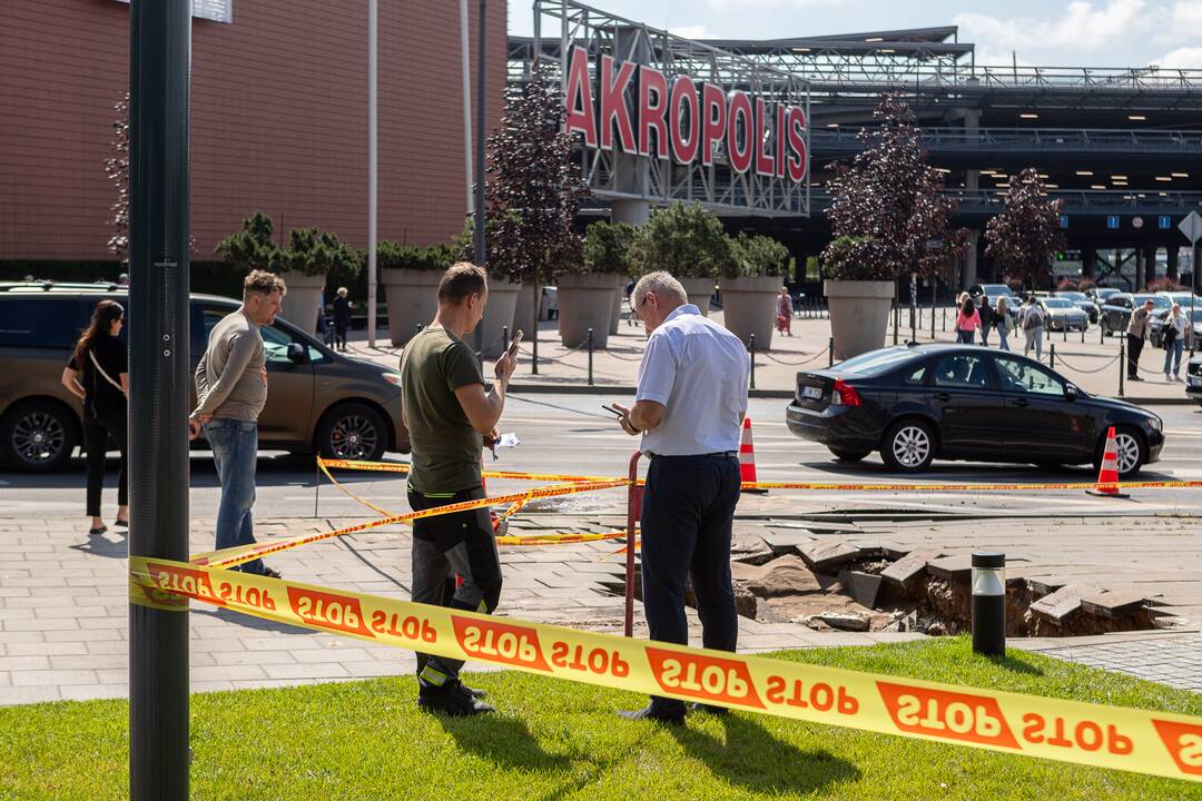 Prie Kauno „Akropolio“ – vandentiekio avarija