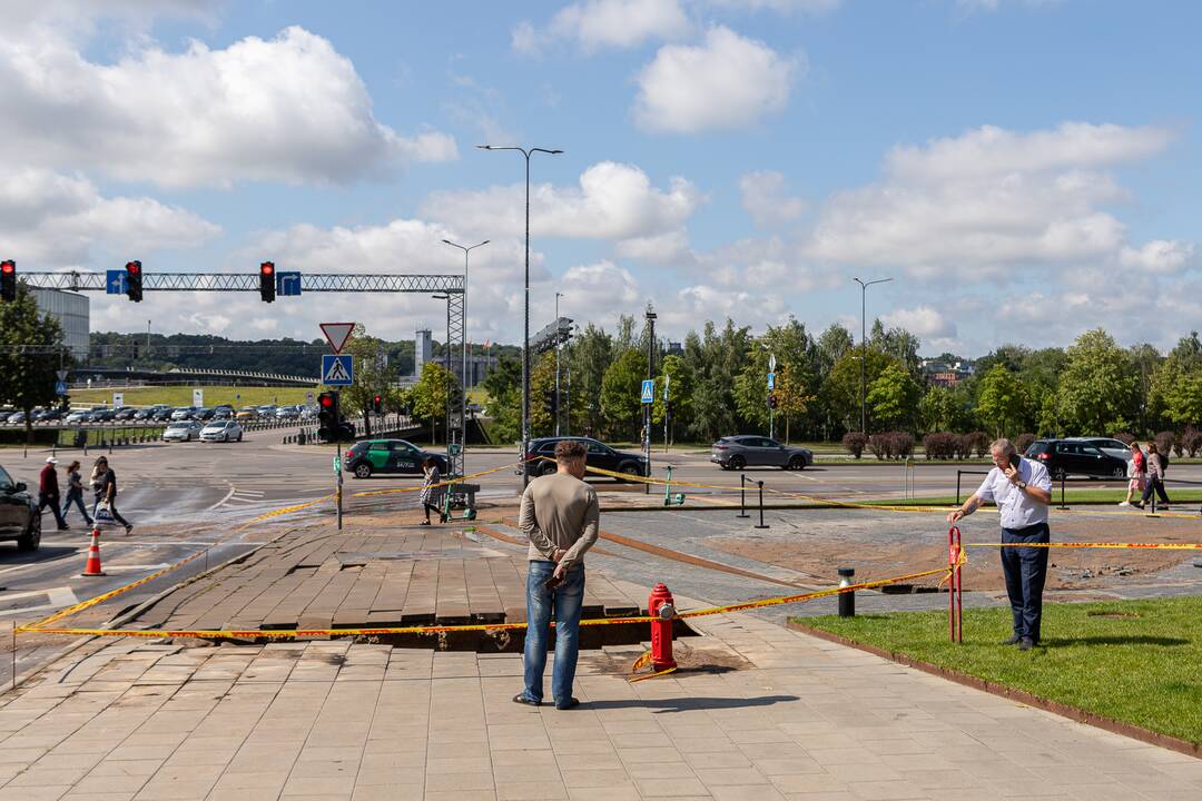 Prie Kauno „Akropolio“ – vandentiekio avarija