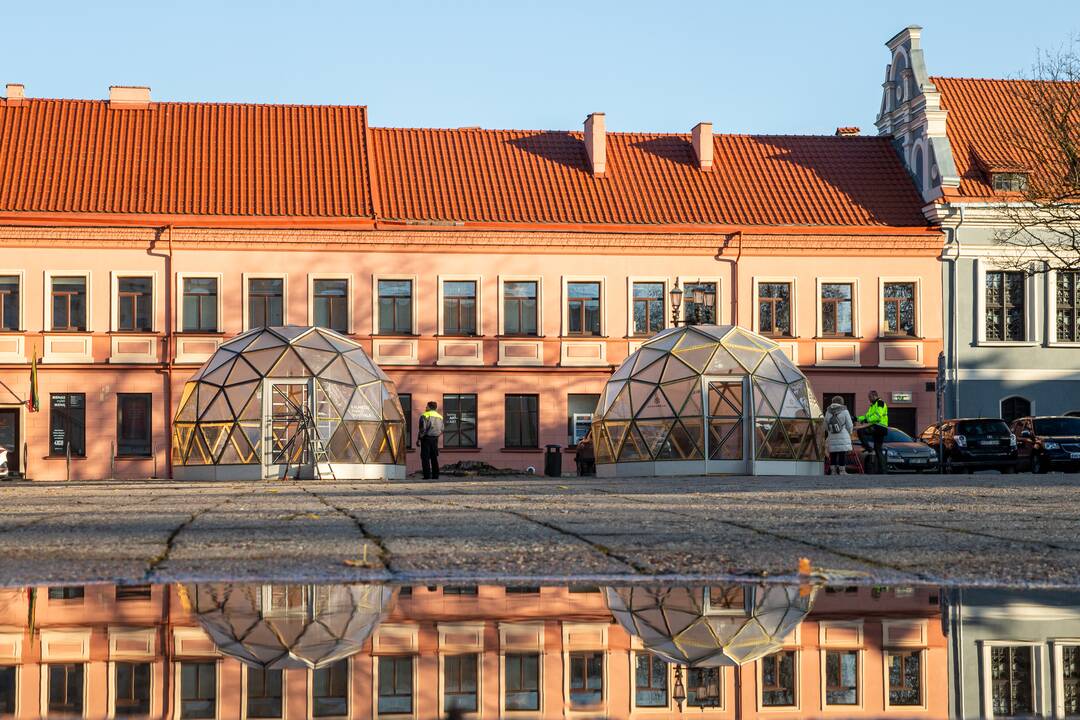 Rotušės aikštėje kyla Kalėdų miestelis