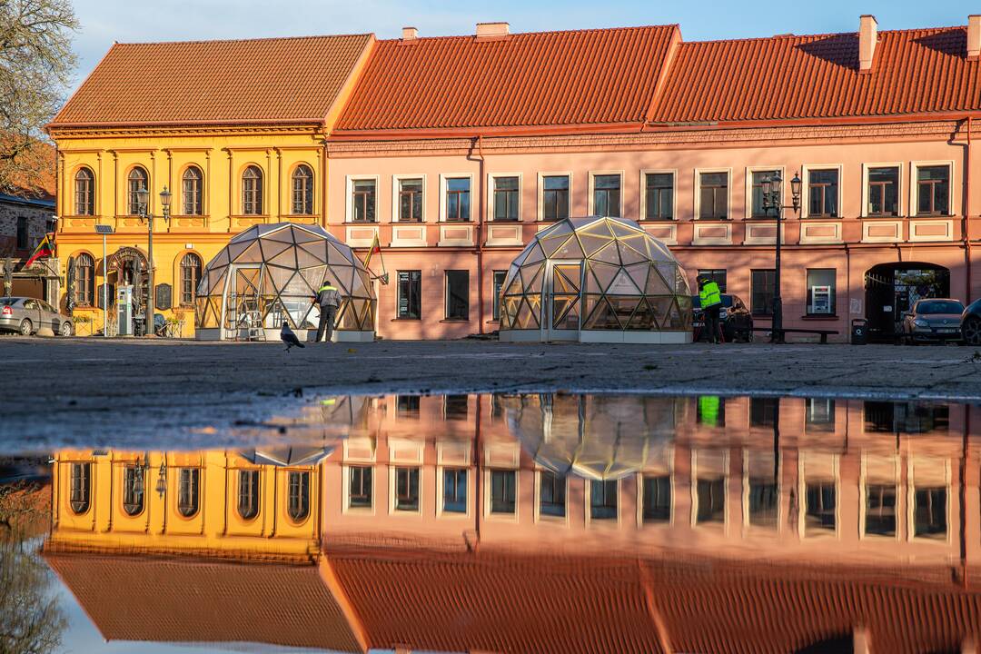 Rotušės aikštėje kyla Kalėdų miestelis