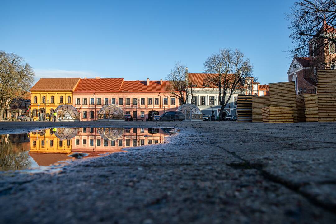 Rotušės aikštėje kyla Kalėdų miestelis
