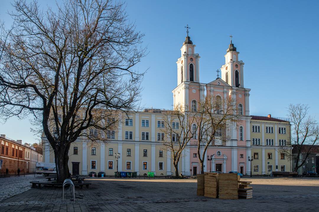 Rotušės aikštėje kyla Kalėdų miestelis