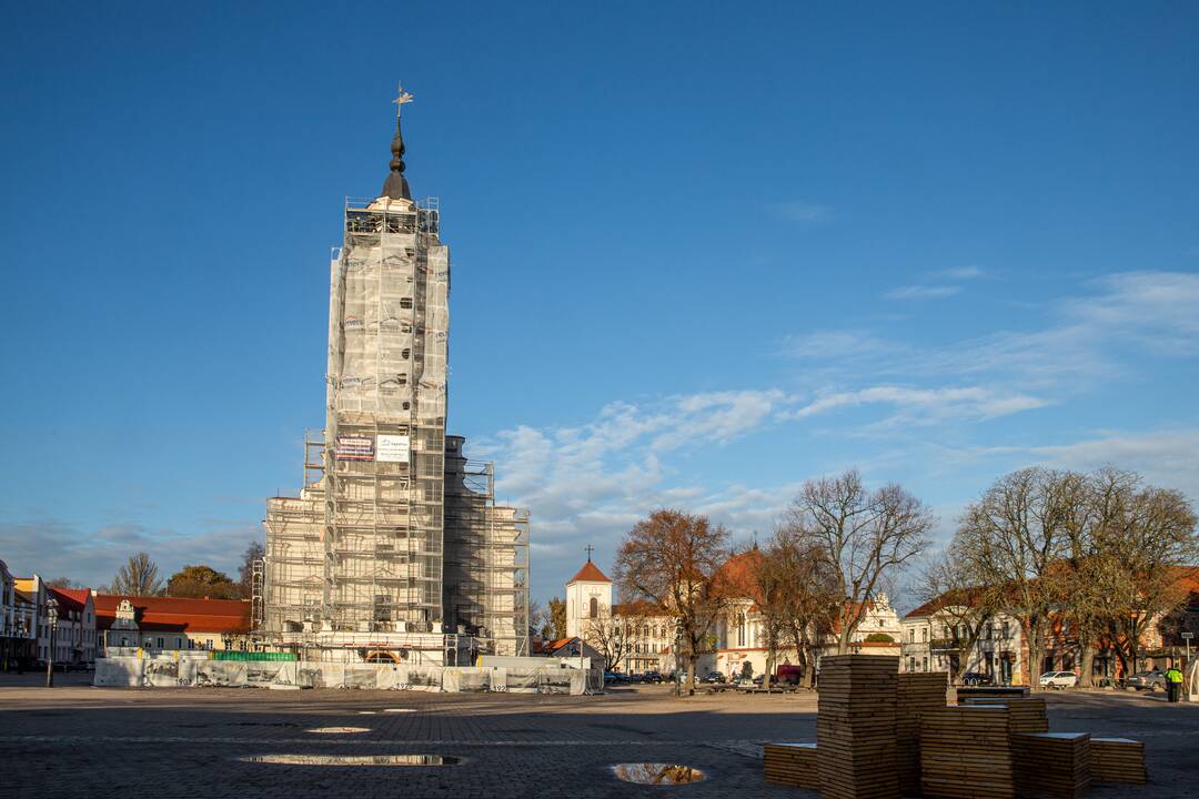 Rotušės aikštėje kyla Kalėdų miestelis