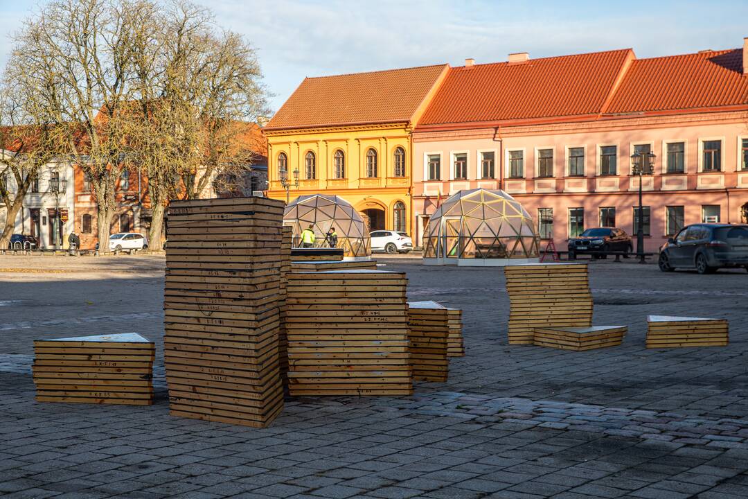 Rotušės aikštėje kyla Kalėdų miestelis