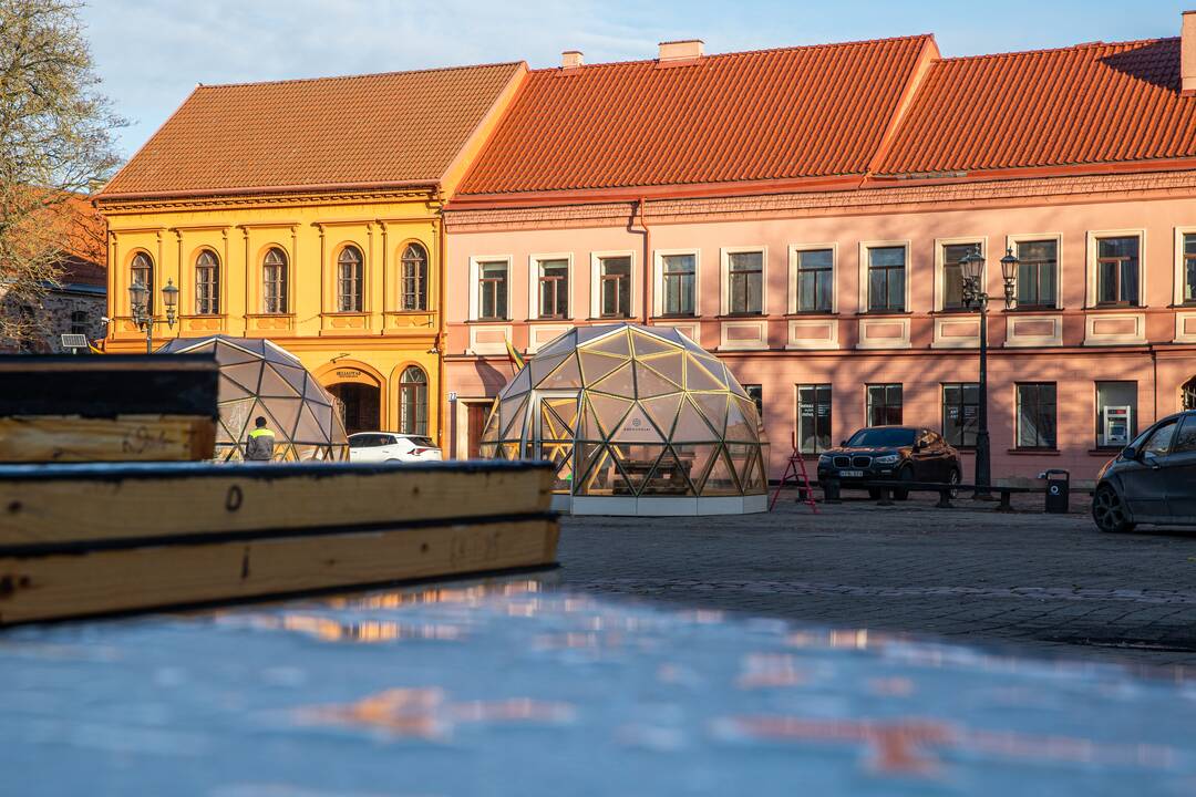 Rotušės aikštėje kyla Kalėdų miestelis