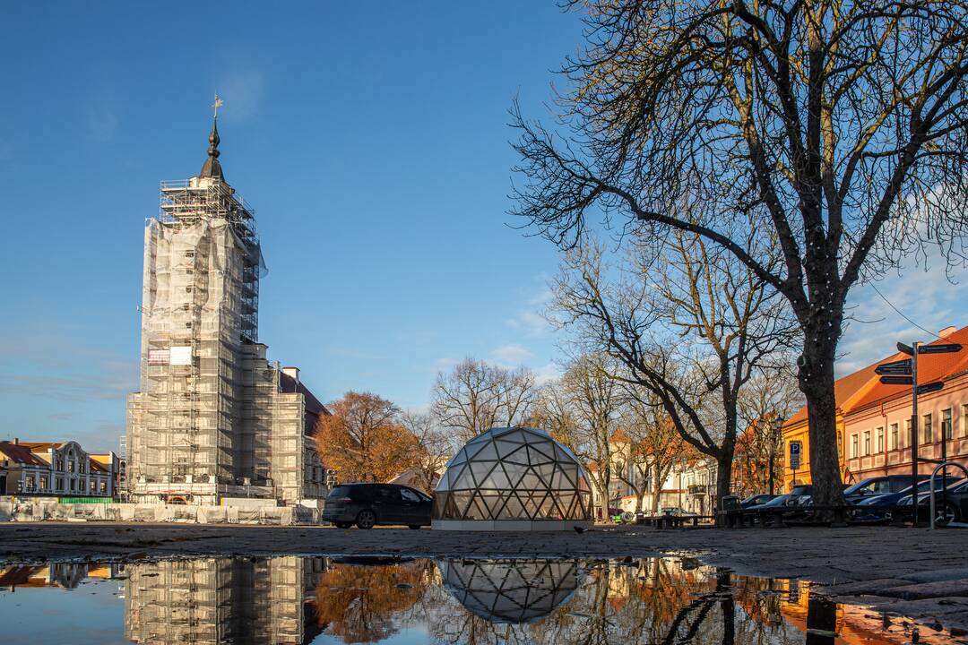 Rotušės aikštėje kyla Kalėdų miestelis