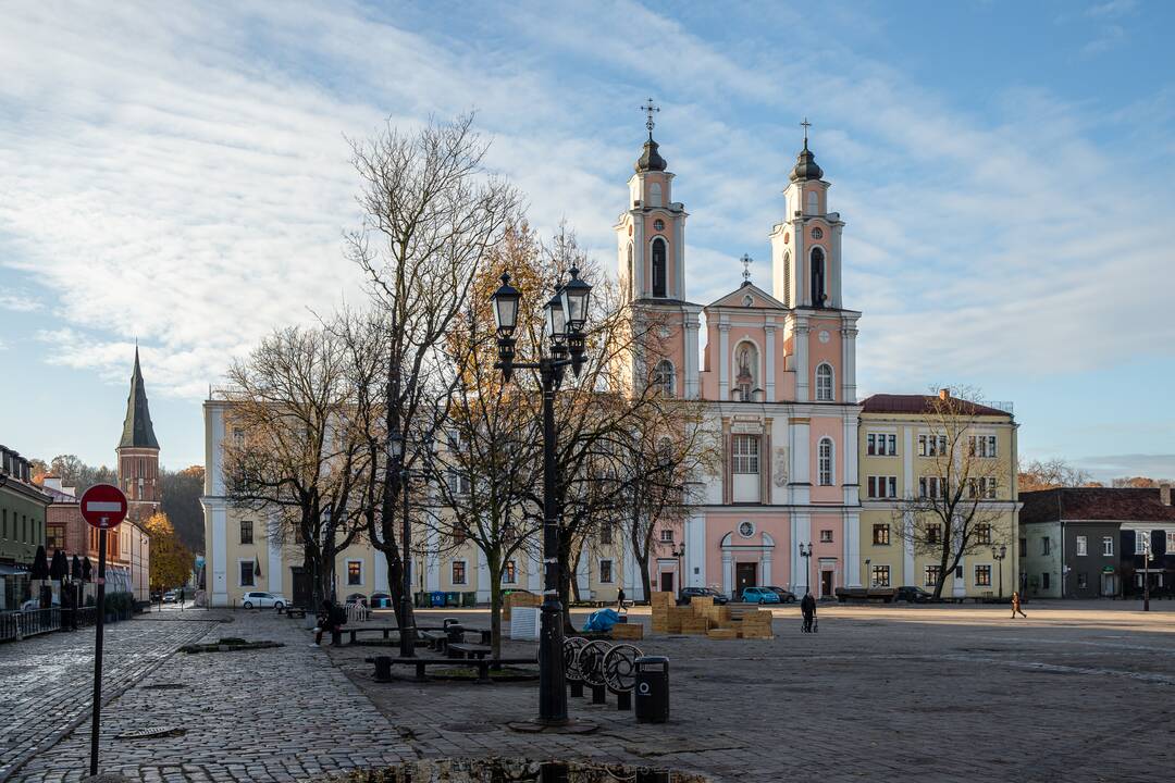 Rotušės aikštėje kyla Kalėdų miestelis