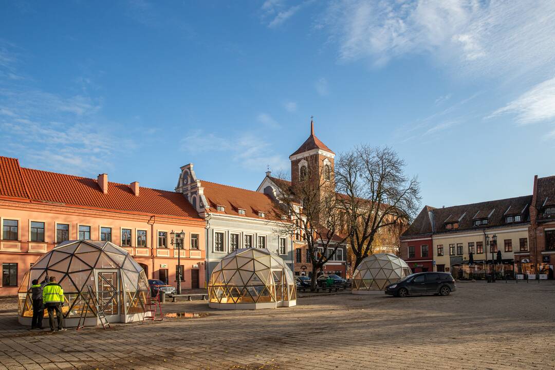 Rotušės aikštėje kyla Kalėdų miestelis