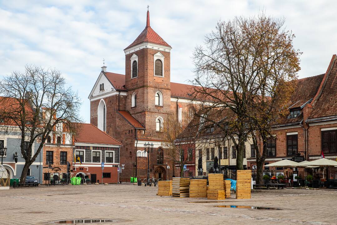 Rotušės aikštėje kyla Kalėdų miestelis