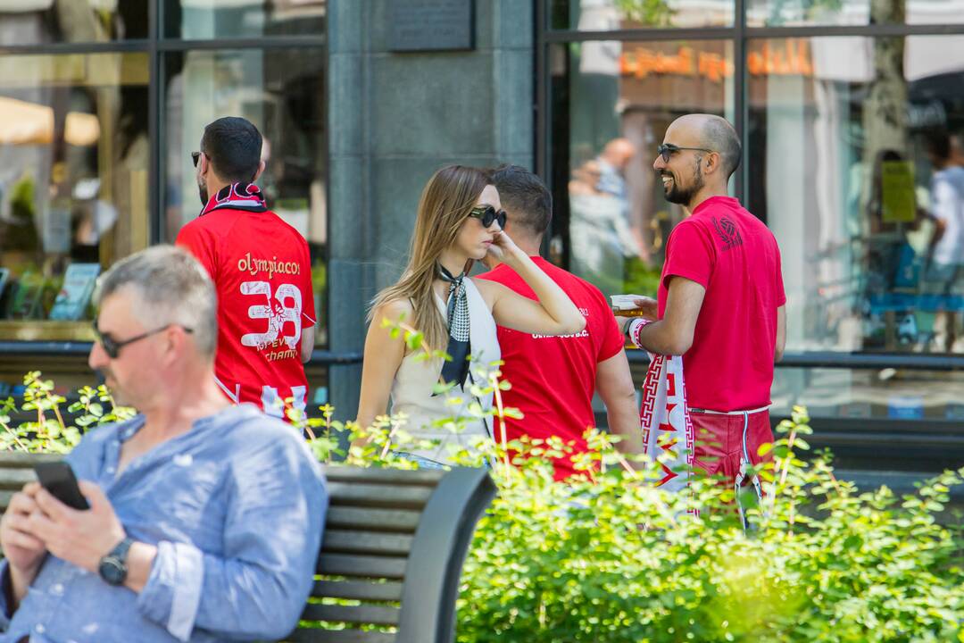 Laisvės alėją užtvindė „Eurolygos“ sirgaliai: daugelis – už graikų „Olympiacos“ 