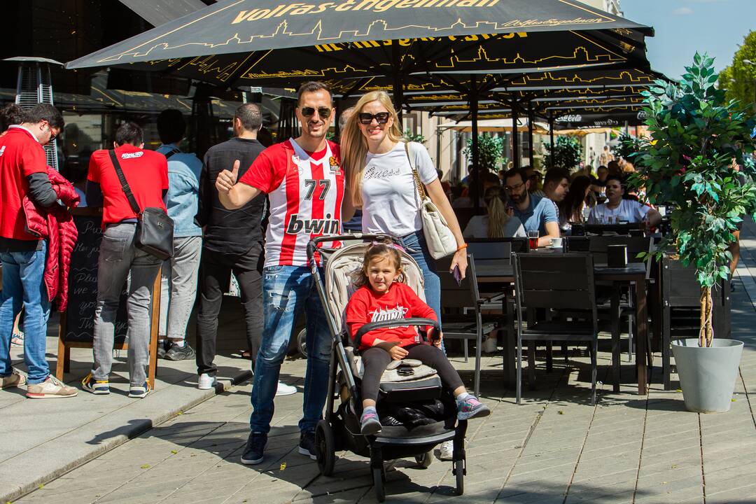 Laisvės alėją užtvindė „Eurolygos“ sirgaliai: daugelis – už graikų „Olympiacos“ 