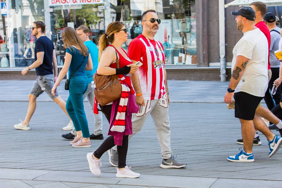 Laisvės alėją užtvindė „Eurolygos“ sirgaliai: daugelis – už graikų „Olympiacos“ 