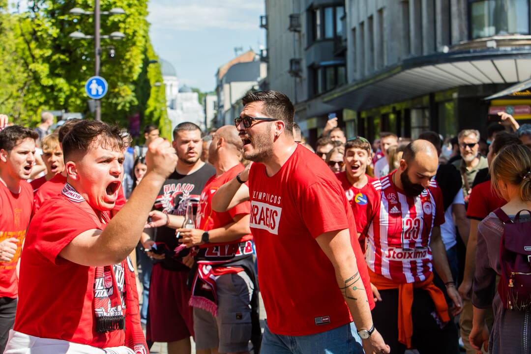 Laisvės alėją užtvindė „Eurolygos“ sirgaliai: daugelis – už graikų „Olympiacos“ 
