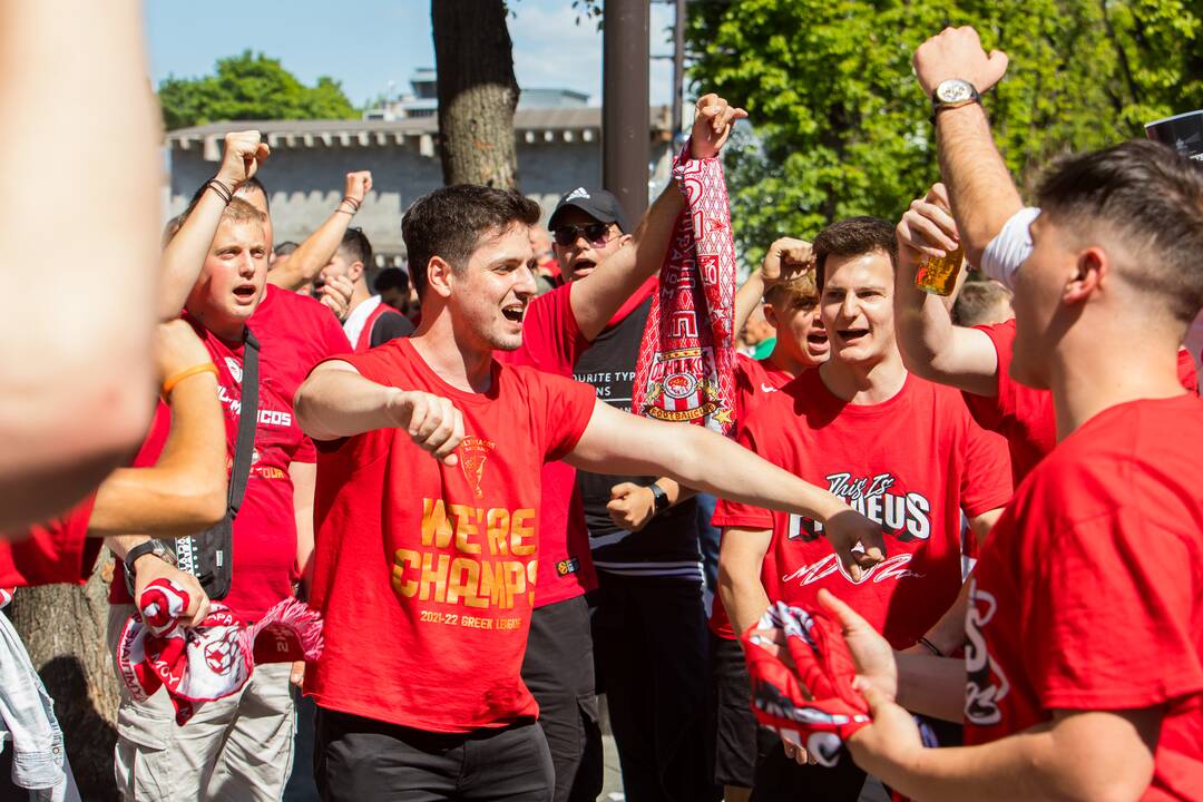 Laisvės alėją užtvindė „Eurolygos“ sirgaliai: daugelis – už graikų „Olympiacos“ 