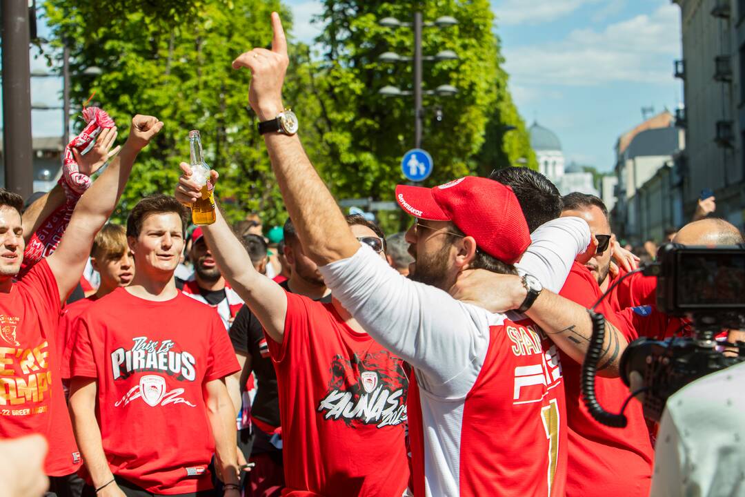 Laisvės alėją užtvindė „Eurolygos“ sirgaliai: daugelis – už graikų „Olympiacos“ 