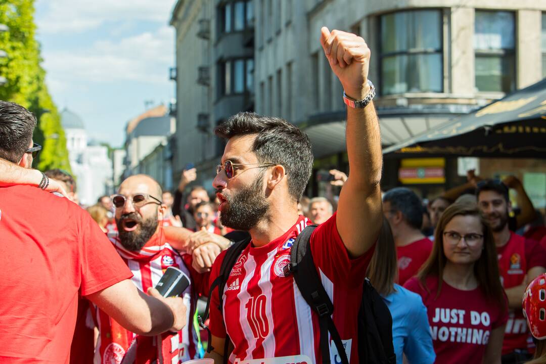 Laisvės alėją užtvindė „Eurolygos“ sirgaliai: daugelis – už graikų „Olympiacos“ 