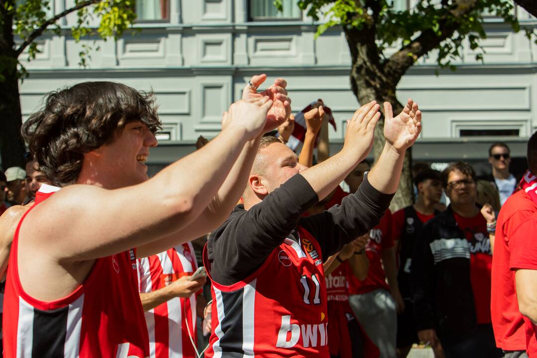 Laisvės alėją užtvindė „Eurolygos“ sirgaliai: daugelis – už graikų „Olympiacos“ 