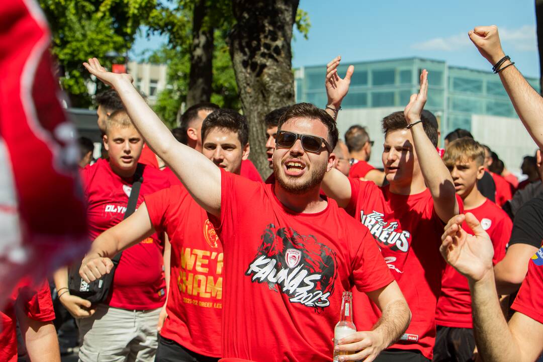 Laisvės alėją užtvindė „Eurolygos“ sirgaliai: daugelis – už graikų „Olympiacos“ 