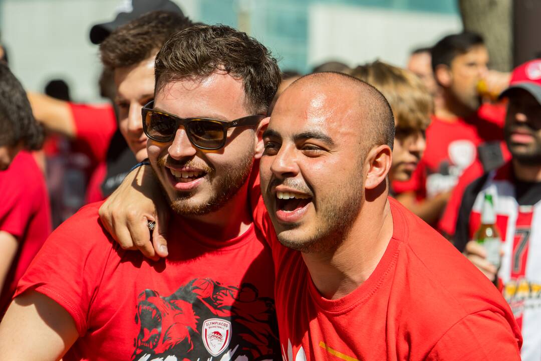 Laisvės alėją užtvindė „Eurolygos“ sirgaliai: daugelis – už graikų „Olympiacos“ 