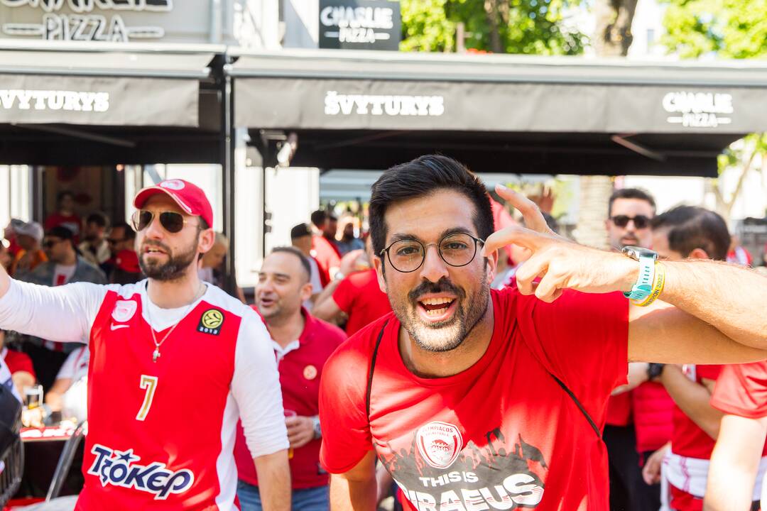 Laisvės alėją užtvindė „Eurolygos“ sirgaliai: daugelis – už graikų „Olympiacos“ 