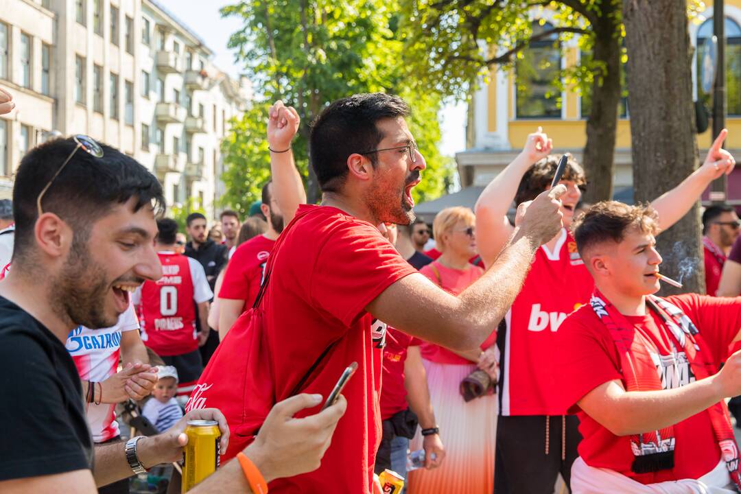 Laisvės alėją užtvindė „Eurolygos“ sirgaliai: daugelis – už graikų „Olympiacos“ 