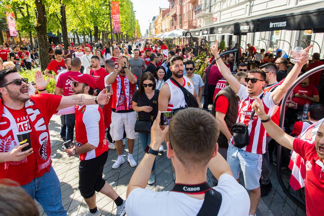 Laisvės alėją užtvindė „Eurolygos“ sirgaliai: daugelis – už graikų „Olympiacos“ 