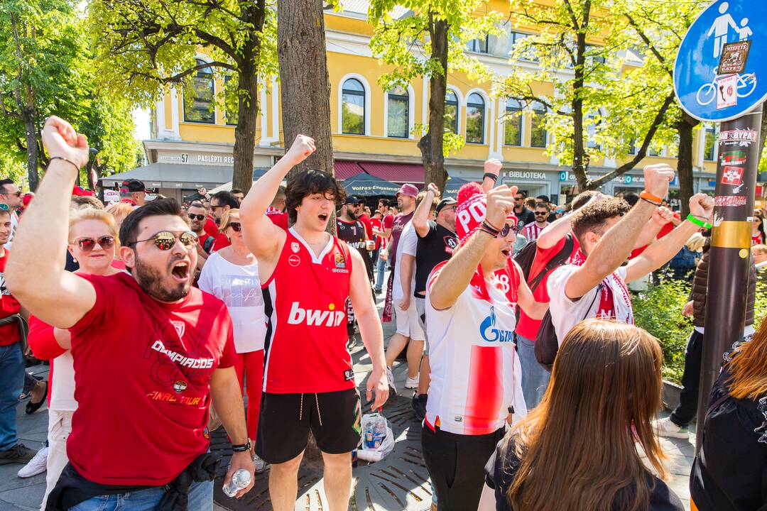 Laisvės alėją užtvindė „Eurolygos“ sirgaliai: daugelis – už graikų „Olympiacos“ 