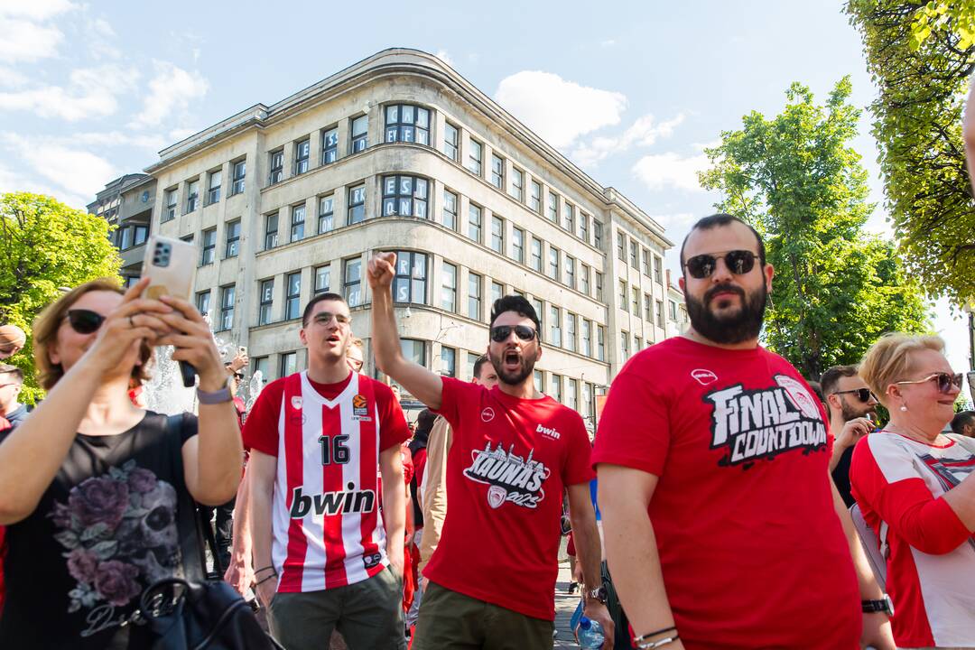 Laisvės alėją užtvindė „Eurolygos“ sirgaliai: daugelis – už graikų „Olympiacos“ 
