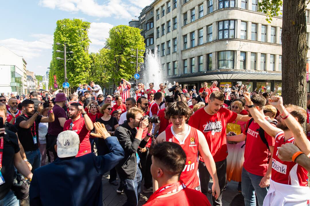 Laisvės alėją užtvindė „Eurolygos“ sirgaliai: daugelis – už graikų „Olympiacos“ 