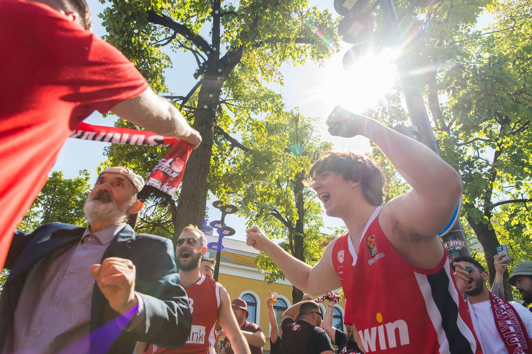 Laisvės alėją užtvindė „Eurolygos“ sirgaliai: daugelis – už graikų „Olympiacos“ 