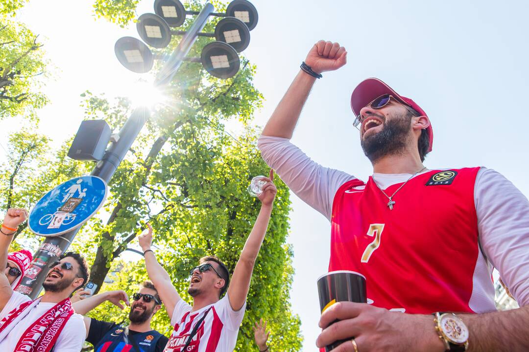 Laisvės alėją užtvindė „Eurolygos“ sirgaliai: daugelis – už graikų „Olympiacos“ 