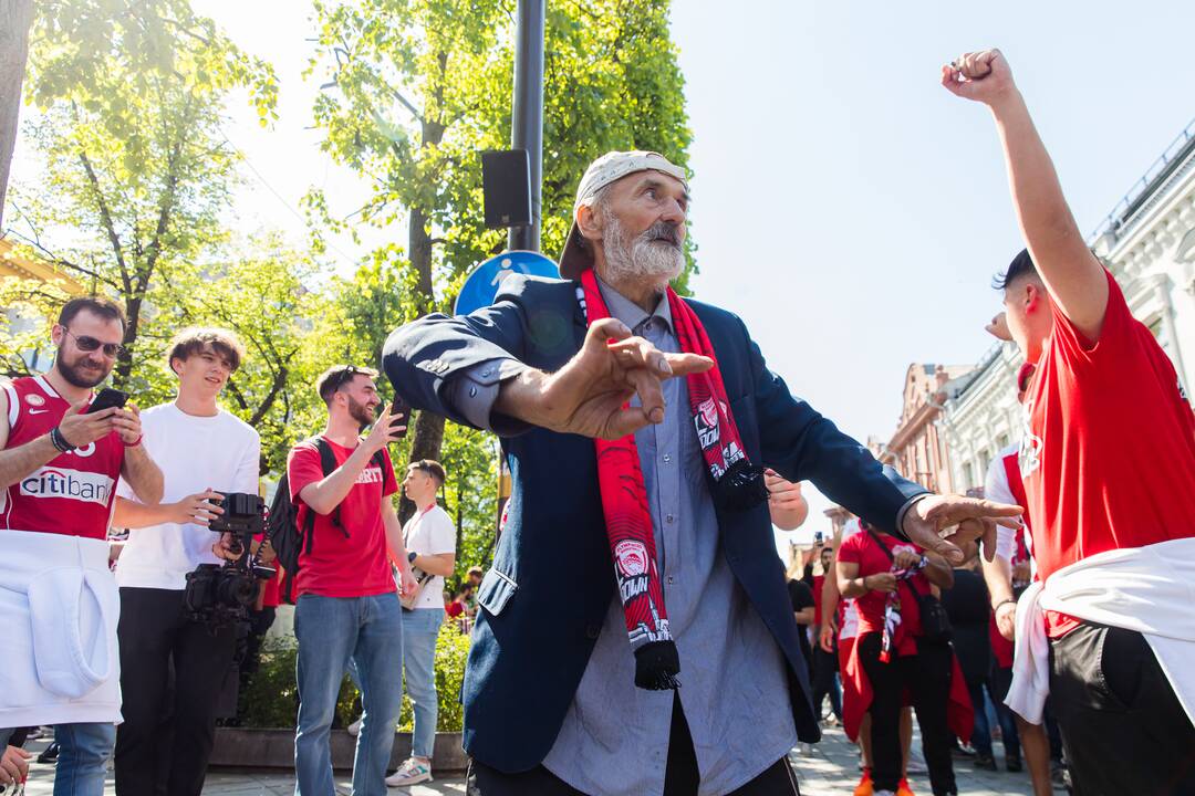 Laisvės alėją užtvindė „Eurolygos“ sirgaliai: daugelis – už graikų „Olympiacos“ 