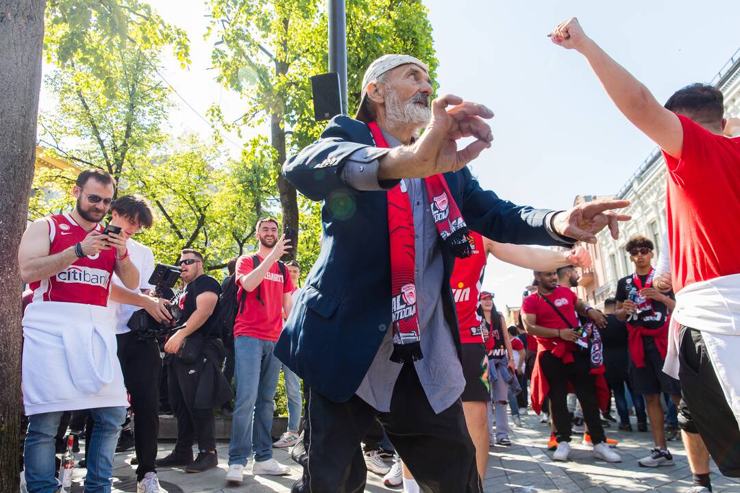 Laisvės alėją užtvindė „Eurolygos“ sirgaliai: daugelis – už graikų „Olympiacos“ 