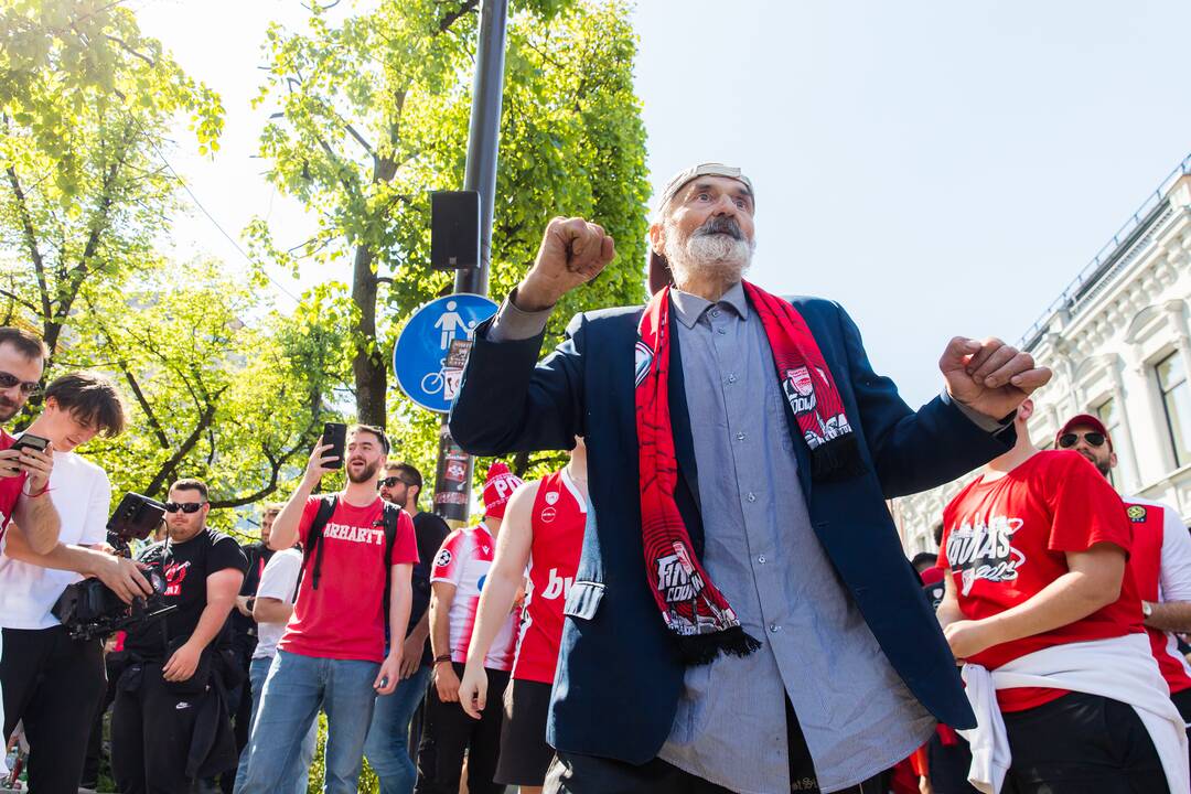 Laisvės alėją užtvindė „Eurolygos“ sirgaliai: daugelis – už graikų „Olympiacos“ 
