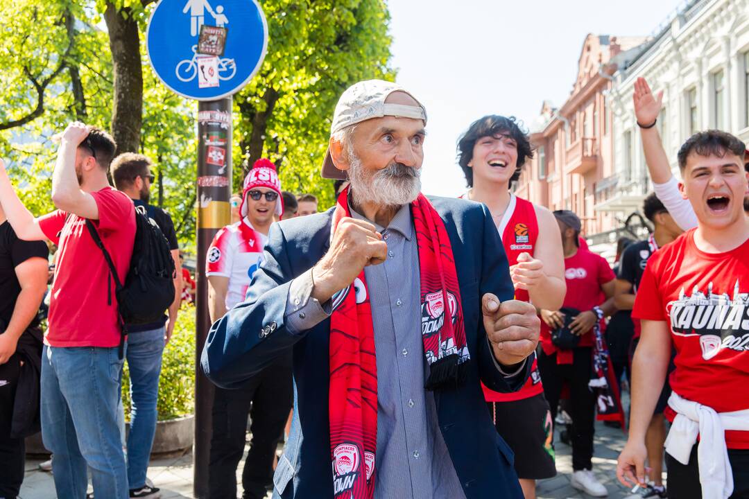 Laisvės alėją užtvindė „Eurolygos“ sirgaliai: daugelis – už graikų „Olympiacos“ 