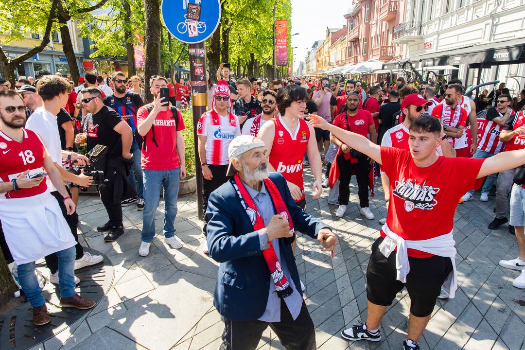 Laisvės alėją užtvindė „Eurolygos“ sirgaliai: daugelis – už graikų „Olympiacos“ 