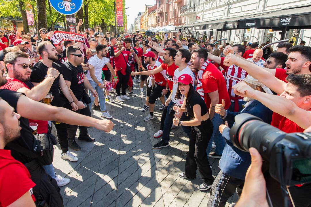 Laisvės alėją užtvindė „Eurolygos“ sirgaliai: daugelis – už graikų „Olympiacos“ 
