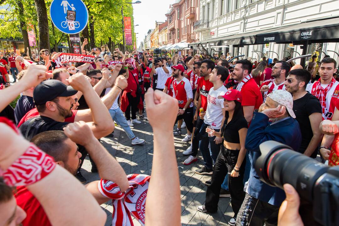 Laisvės alėją užtvindė „Eurolygos“ sirgaliai: daugelis – už graikų „Olympiacos“ 