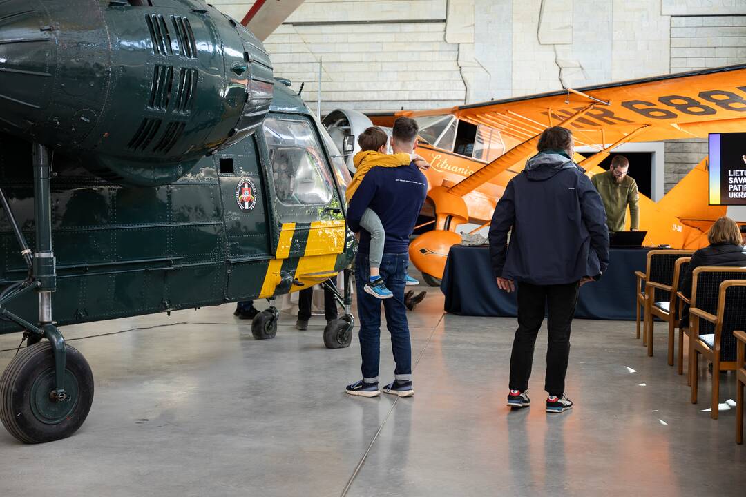 Aviacijos muziejuje savanoriai dalijosi patirtimi Ukrainoje