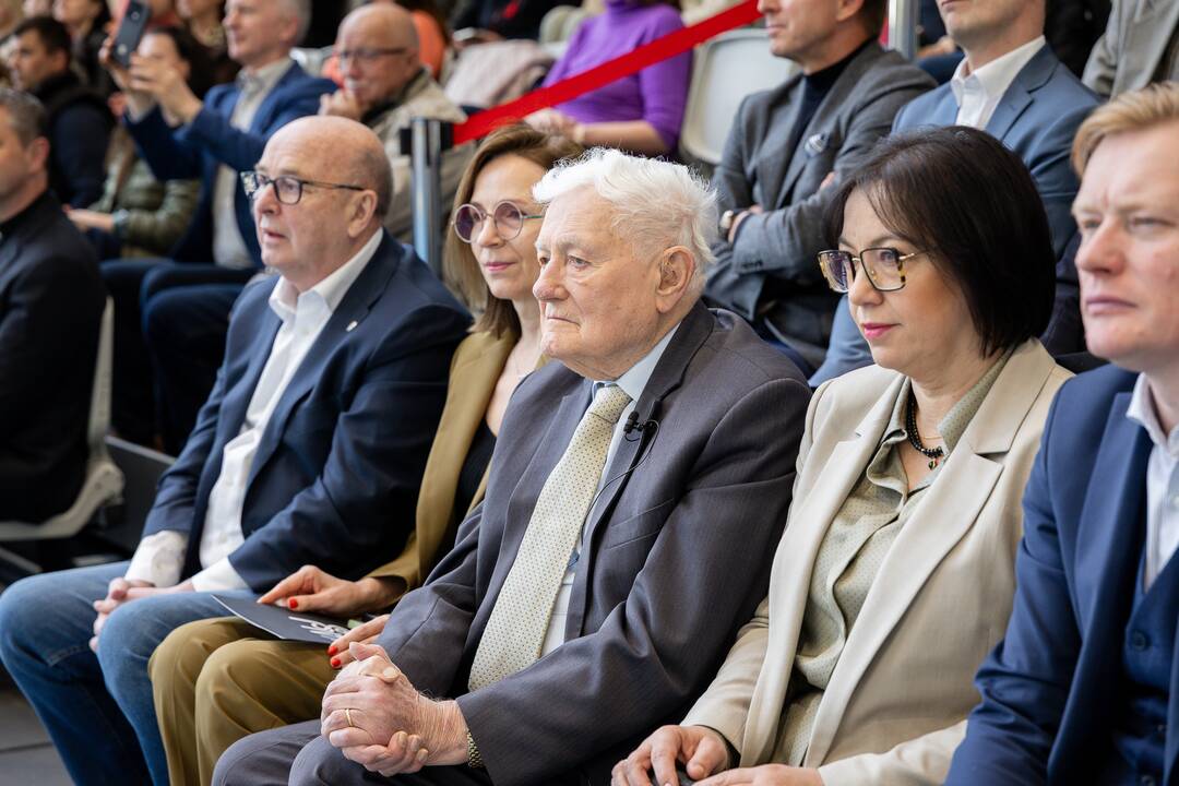 Prezidento Valdo Adamkaus lengvosios atletikos maniežo atidarymas
