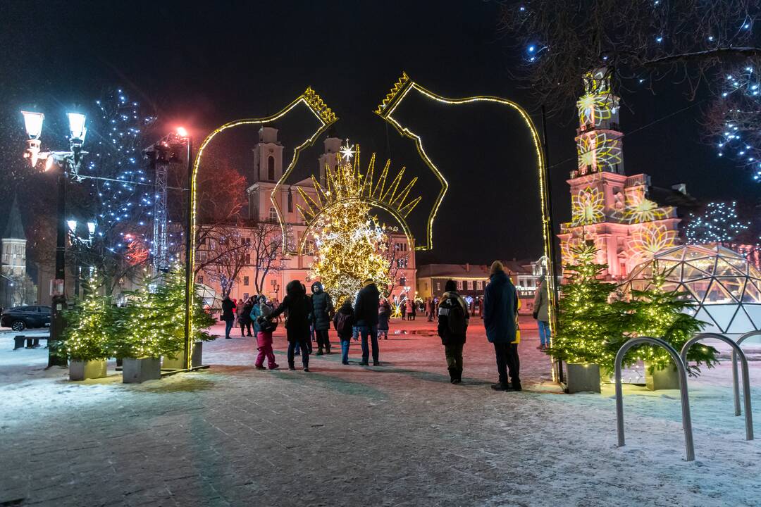 Kauniečiai atsisveikina su Kalėdų egle