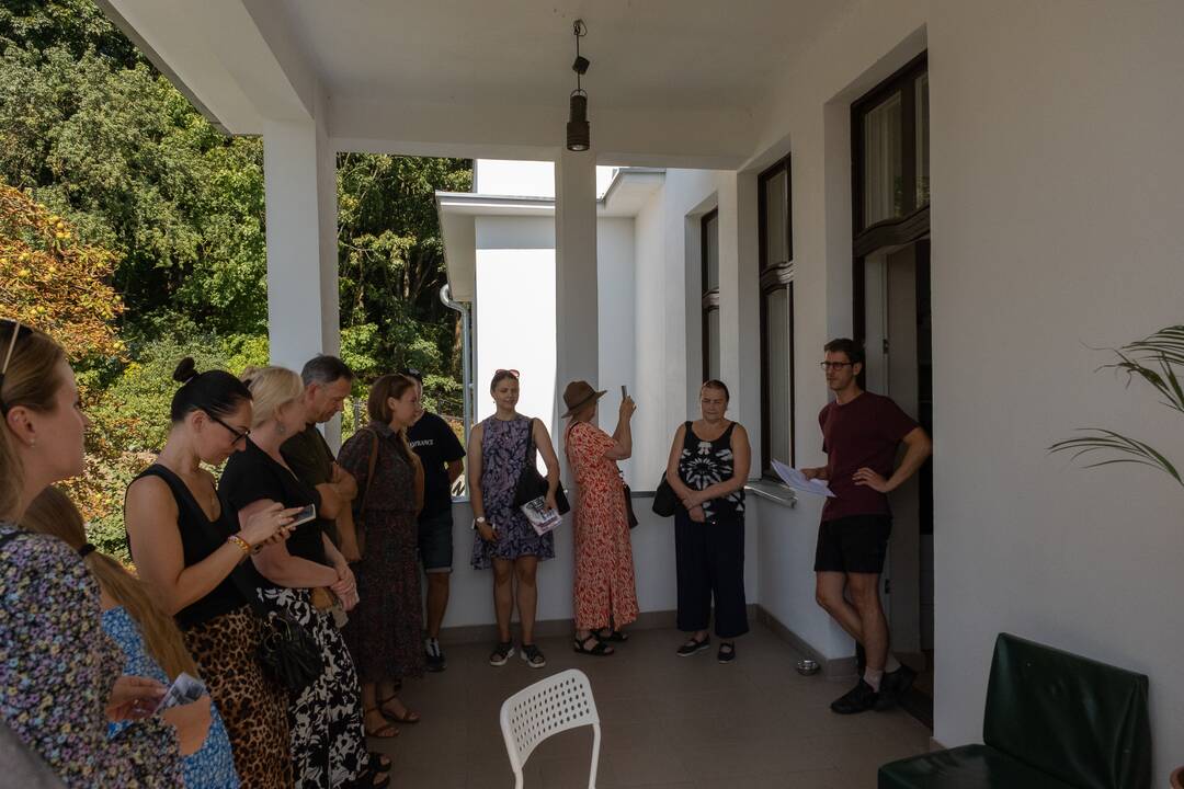 Ekskursija "Gyvi namai" pakvietė į Kauno menininkų namus