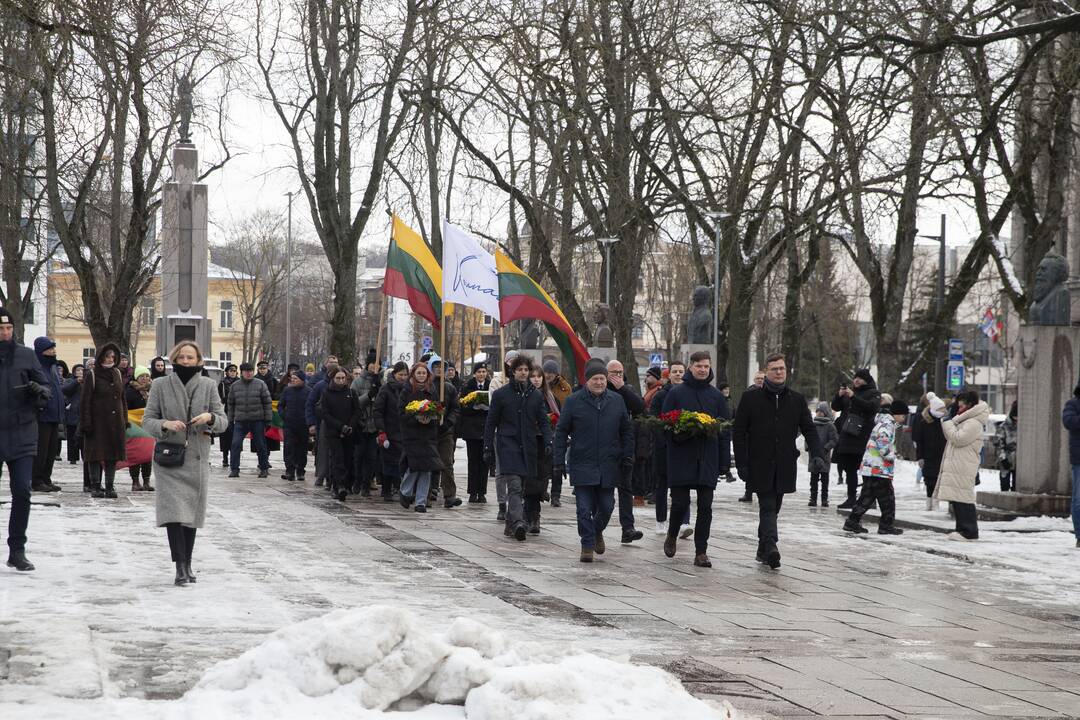 Gėlių padėjimas prie „Laisvės“ paminklo ir Nežinomo kareivio kapo